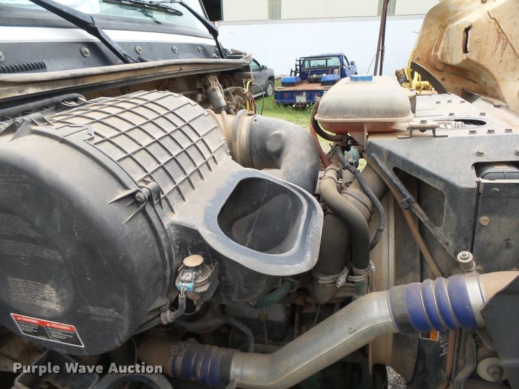 image for item DB2590 2008 Volvo VHD semi truck