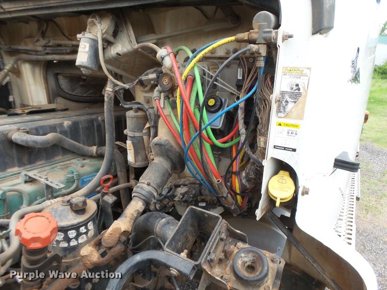 image for item DB2590 2008 Volvo VHD semi truck