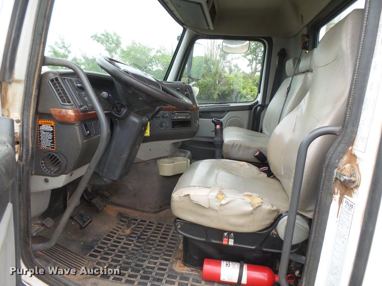 image for item DB2590 2008 Volvo VHD semi truck