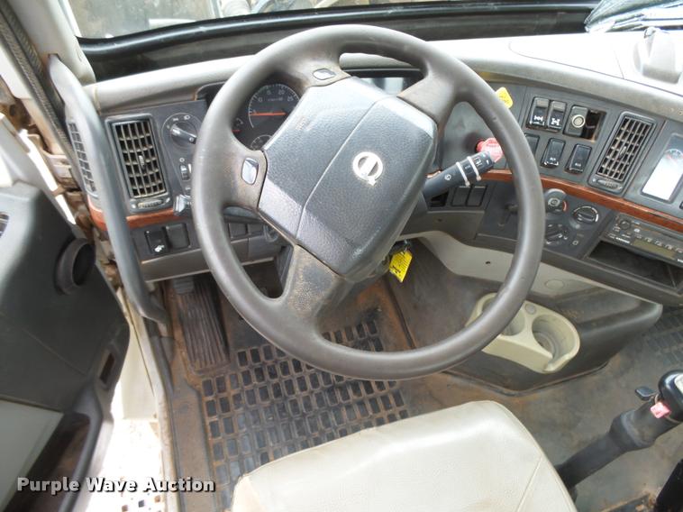 image for item DB2590 2008 Volvo VHD semi truck