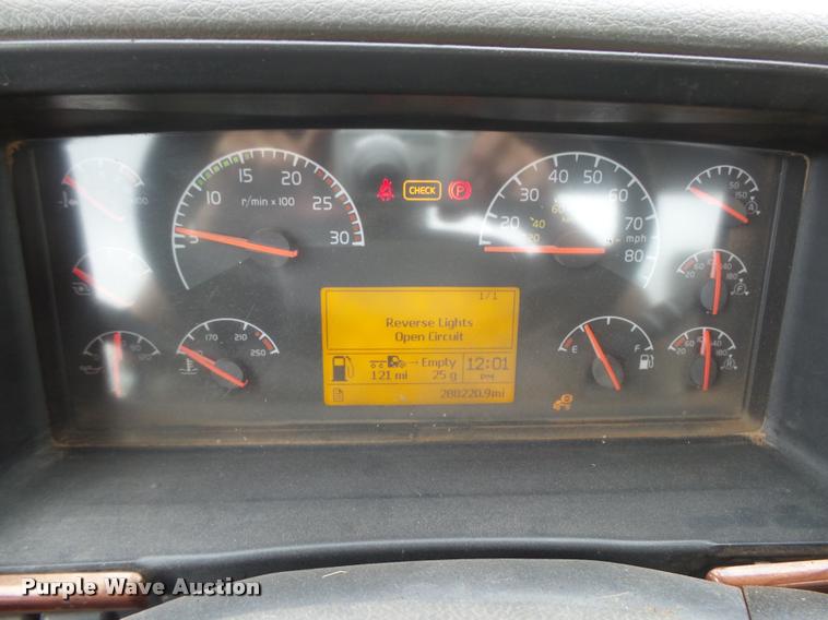 image for item DB2590 2008 Volvo VHD semi truck