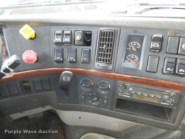 image for item DB2590 2008 Volvo VHD semi truck