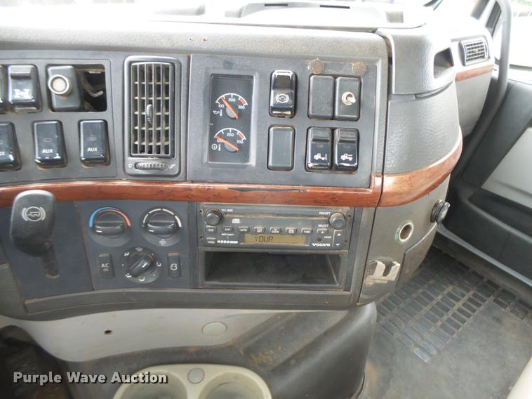 image for item DB2590 2008 Volvo VHD semi truck