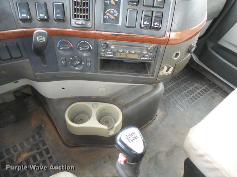 image for item DB2590 2008 Volvo VHD semi truck