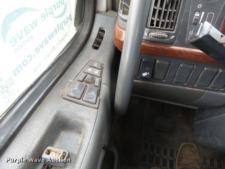 image for item DB2590 2008 Volvo VHD semi truck