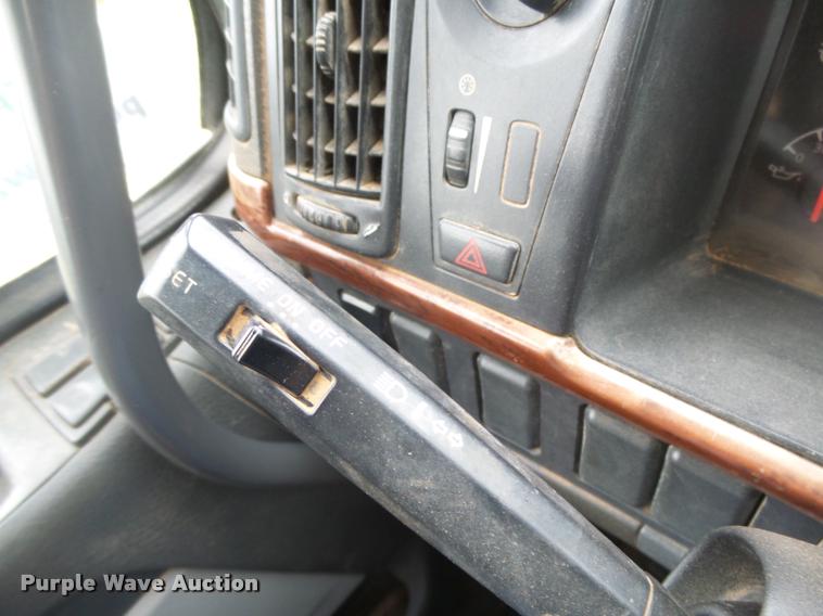 image for item DB2590 2008 Volvo VHD semi truck