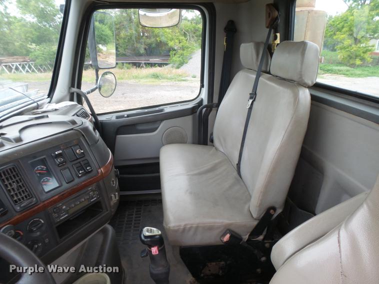 image for item DB2590 2008 Volvo VHD semi truck