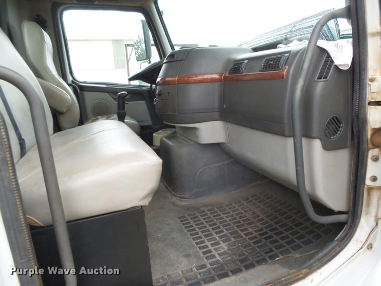 image for item DB2590 2008 Volvo VHD semi truck