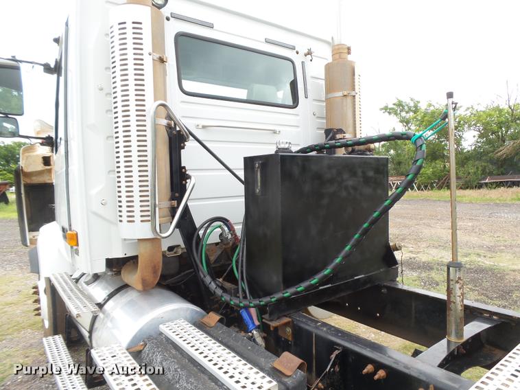 image for item DB2590 2008 Volvo VHD semi truck