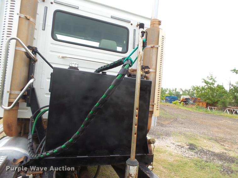 image for item DB2590 2008 Volvo VHD semi truck