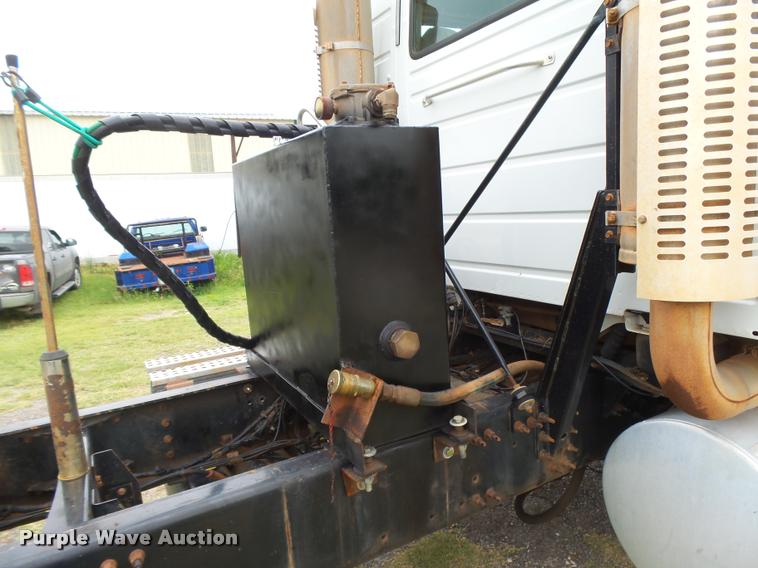 image for item DB2590 2008 Volvo VHD semi truck