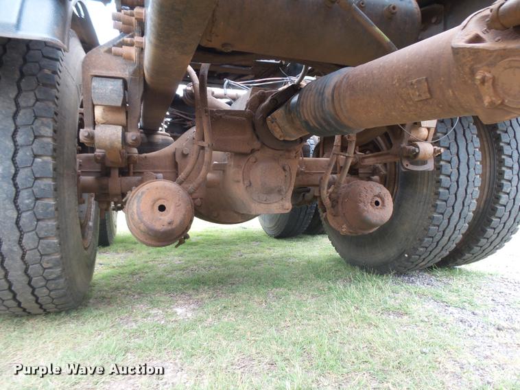 image for item DB2590 2008 Volvo VHD semi truck