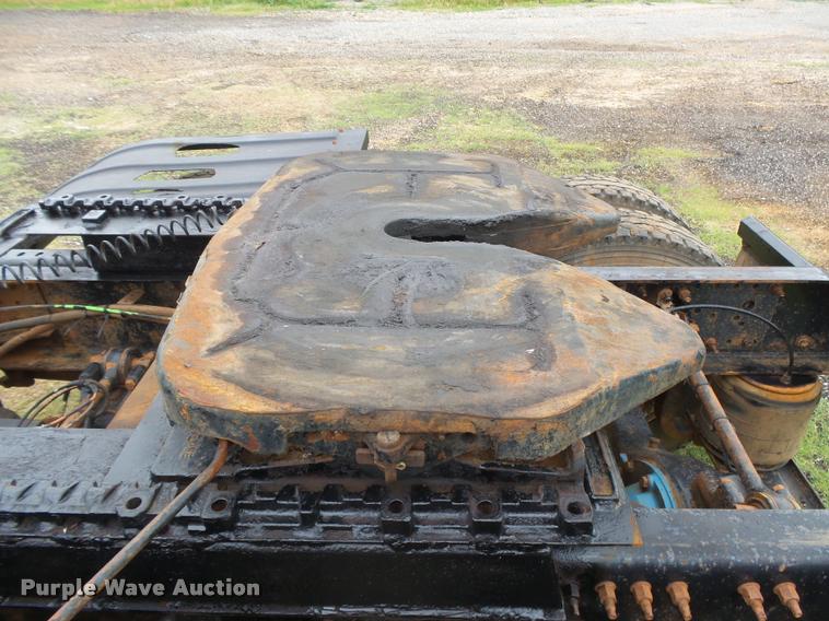 image for item DB2590 2008 Volvo VHD semi truck