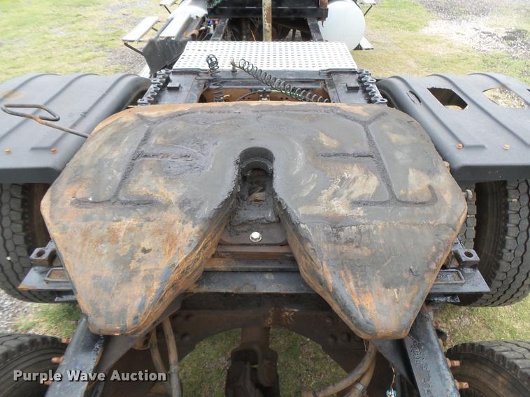 image for item DB2590 2008 Volvo VHD semi truck