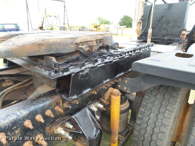 image for item DB2590 2008 Volvo VHD semi truck