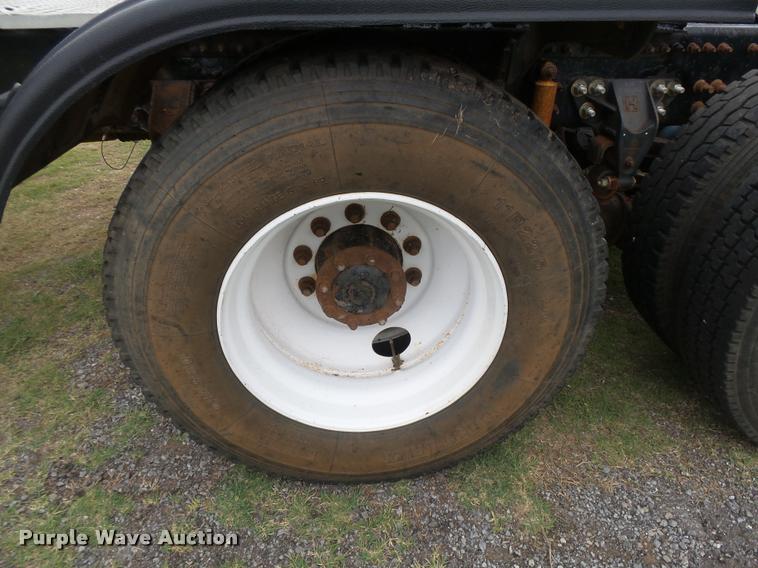 image for item DB2590 2008 Volvo VHD semi truck