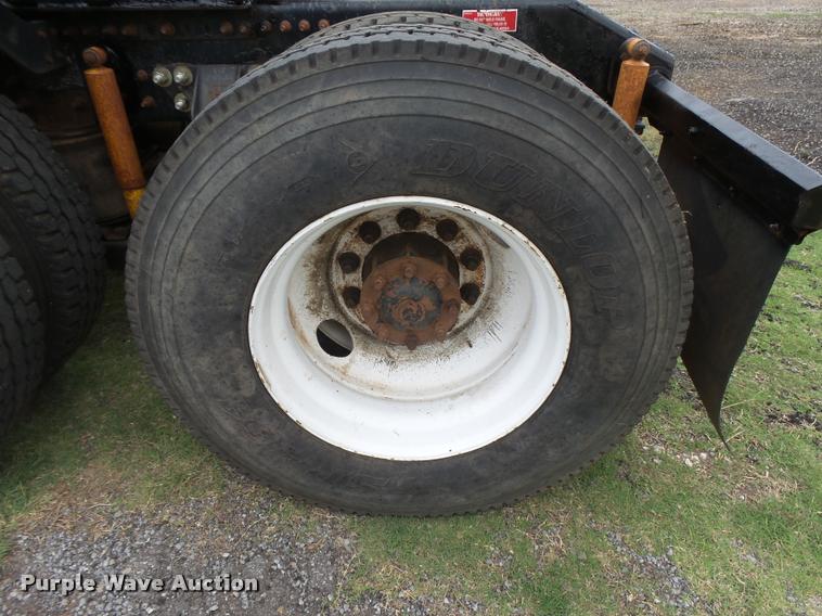 image for item DB2590 2008 Volvo VHD semi truck