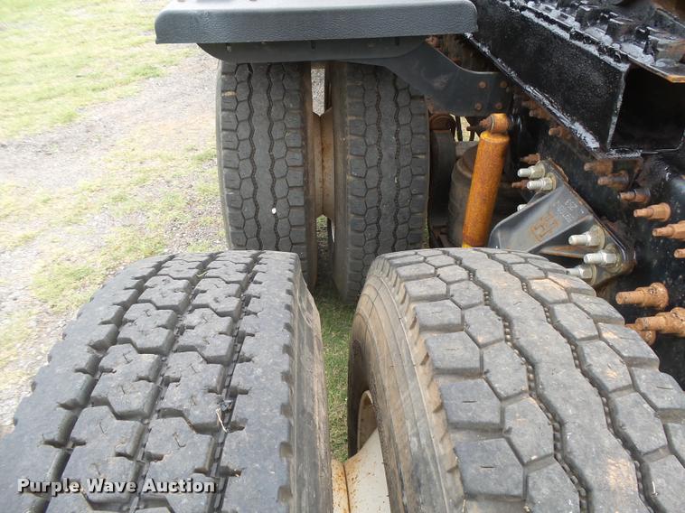 image for item DB2590 2008 Volvo VHD semi truck