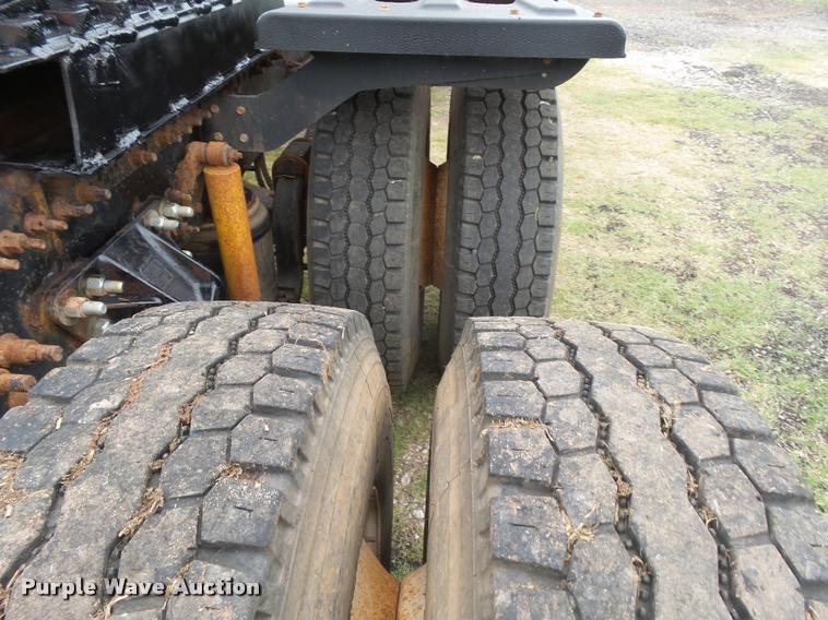 image for item DB2590 2008 Volvo VHD semi truck