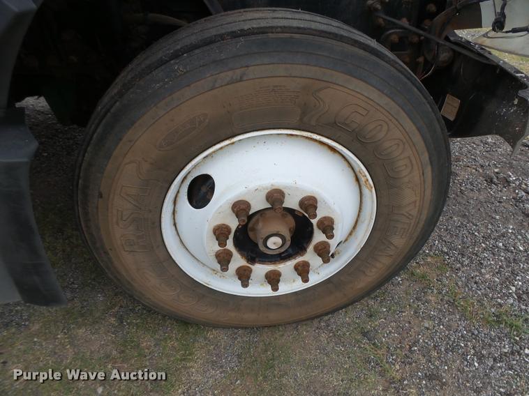 image for item DB2590 2008 Volvo VHD semi truck