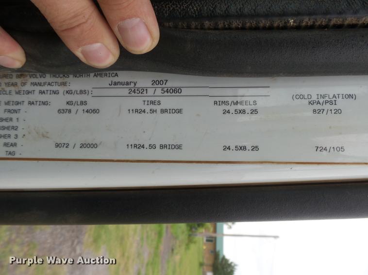 image for item DB2590 2008 Volvo VHD semi truck