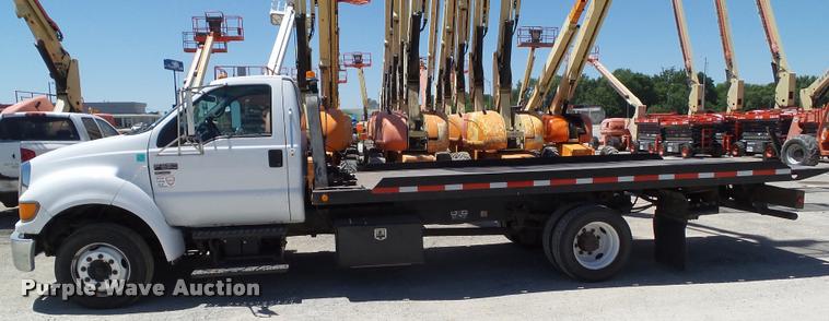 image for item DH9336 2005 Ford F650 Super Duty rollback truck