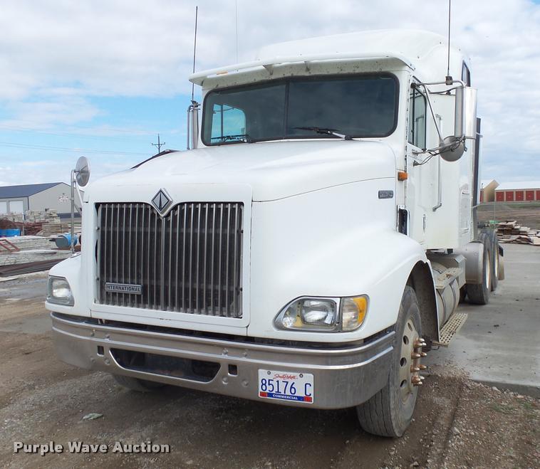 image for item DH9619 1999 International 9200 semi truck