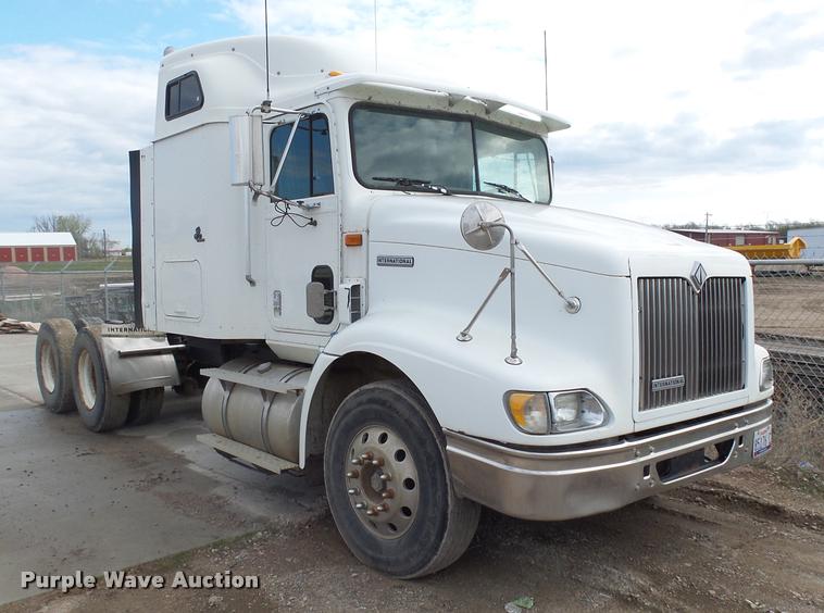 image for item DH9619 1999 International 9200 semi truck