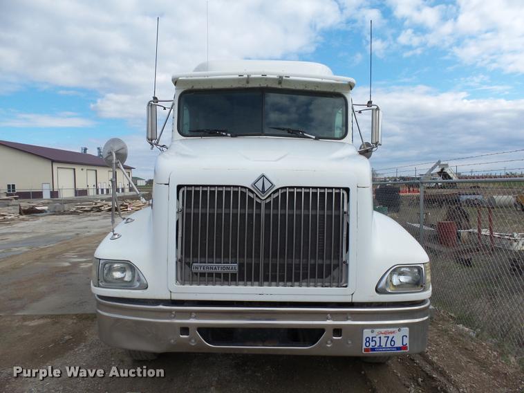 image for item DH9619 1999 International 9200 semi truck