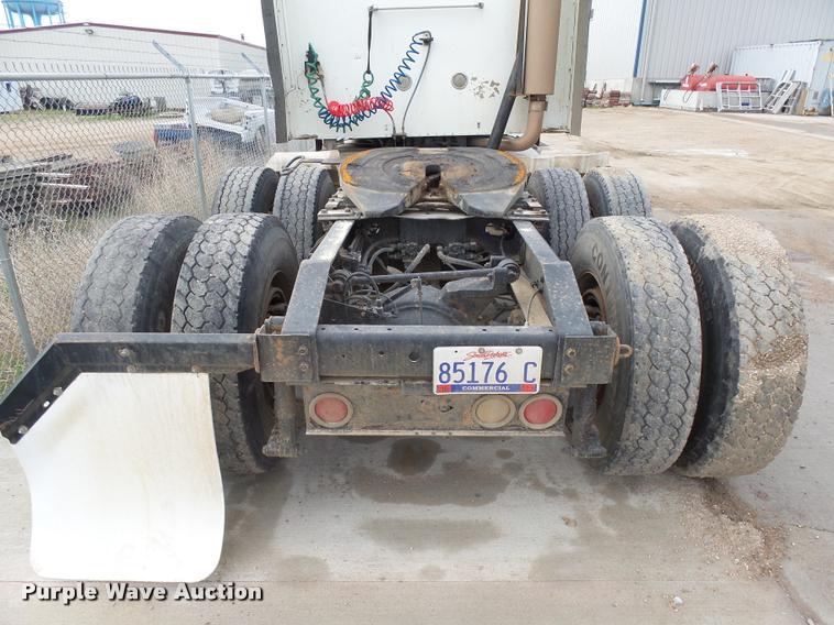 image for item DH9619 1999 International 9200 semi truck