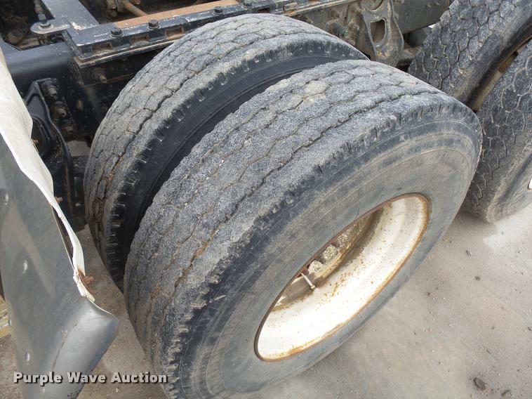 image for item DH9619 1999 International 9200 semi truck