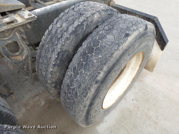 image for item DH9619 1999 International 9200 semi truck