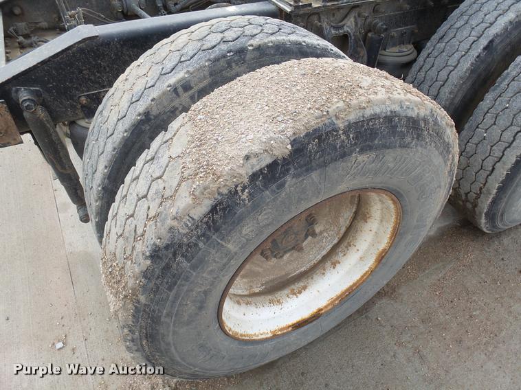 image for item DH9619 1999 International 9200 semi truck