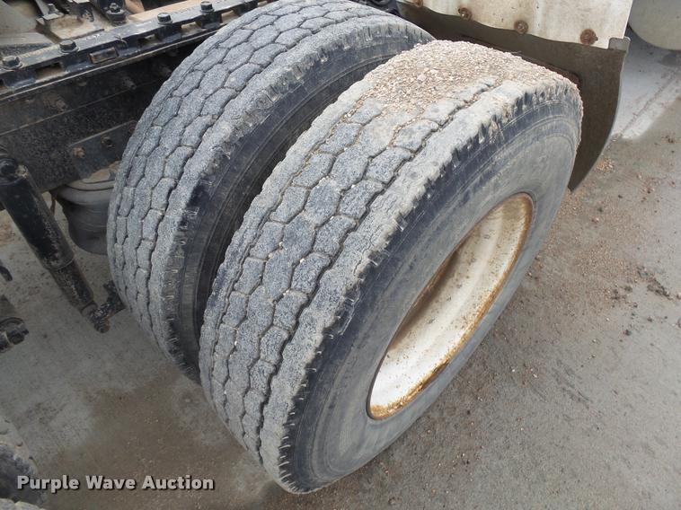 image for item DH9619 1999 International 9200 semi truck