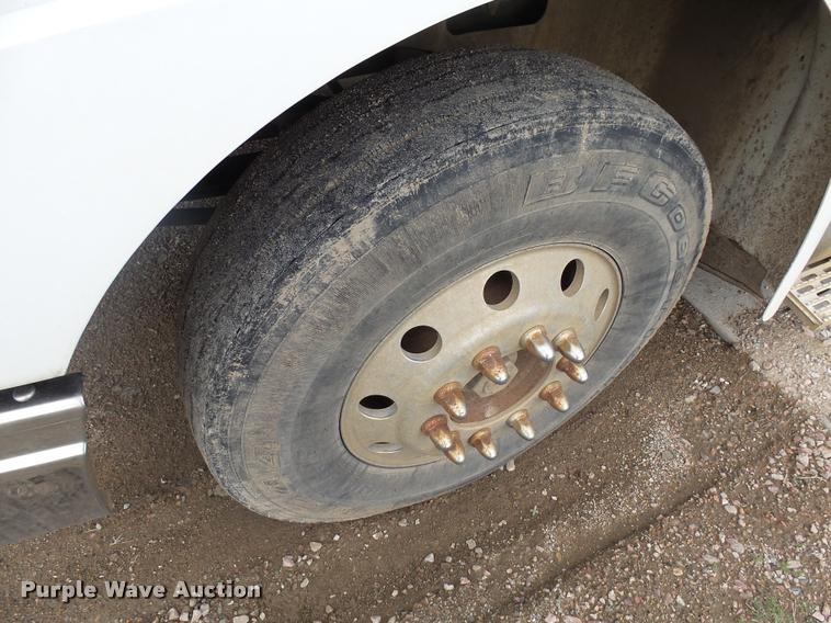 image for item DH9619 1999 International 9200 semi truck