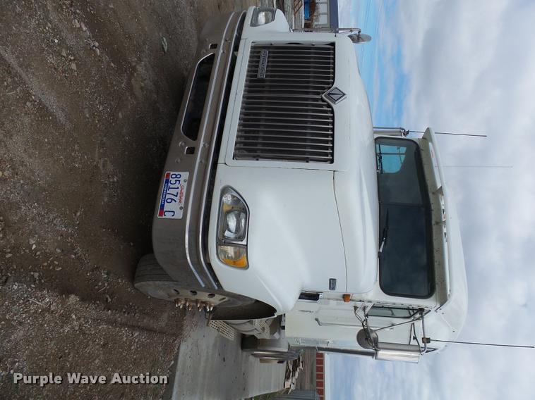 image for item DH9619 1999 International 9200 semi truck