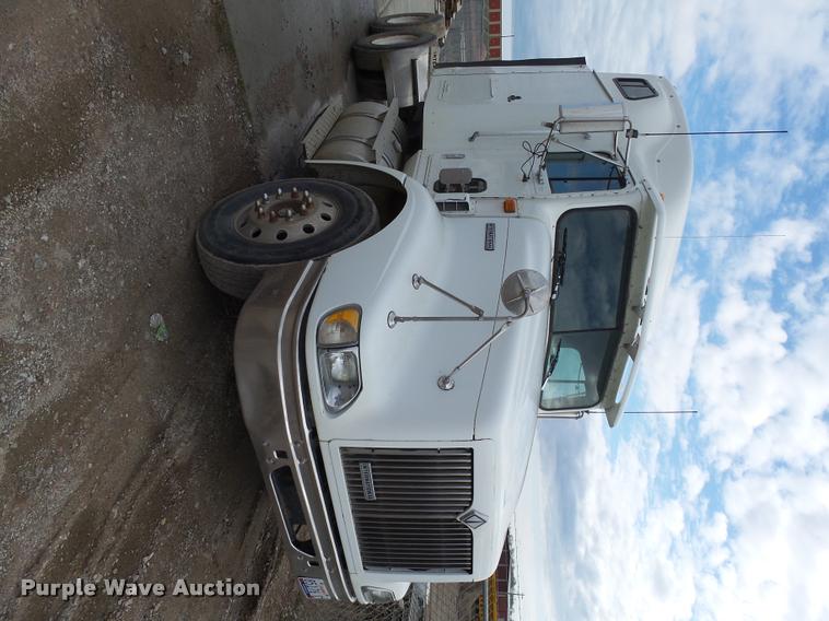 image for item DH9619 1999 International 9200 semi truck