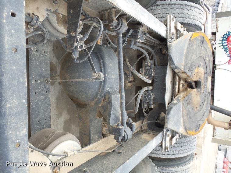 image for item DH9619 1999 International 9200 semi truck