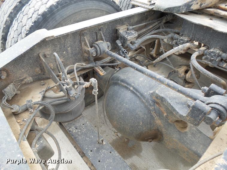 image for item DH9619 1999 International 9200 semi truck