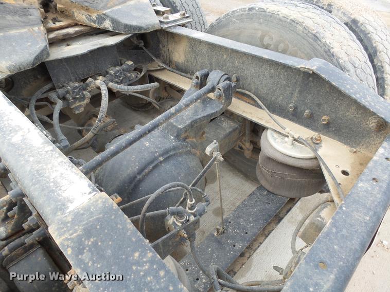 image for item DH9619 1999 International 9200 semi truck