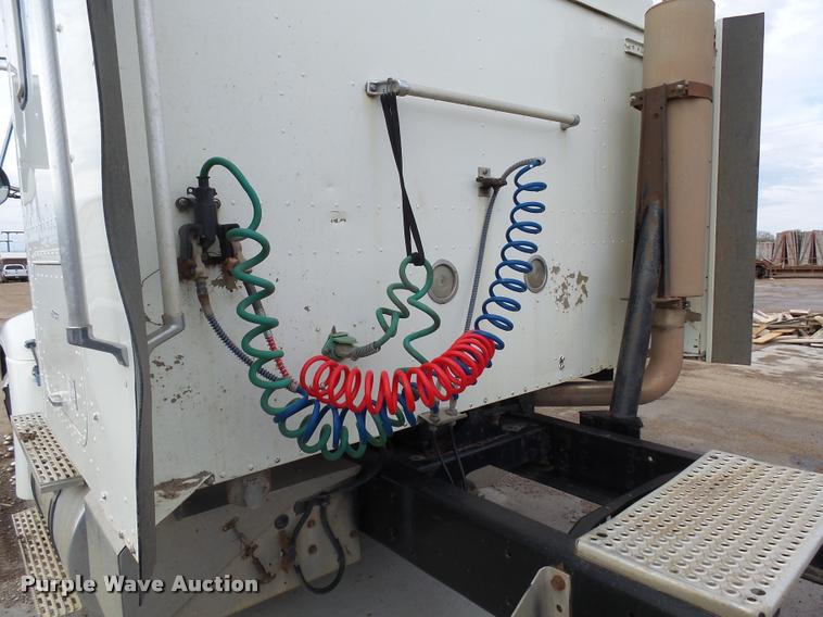 image for item DH9619 1999 International 9200 semi truck