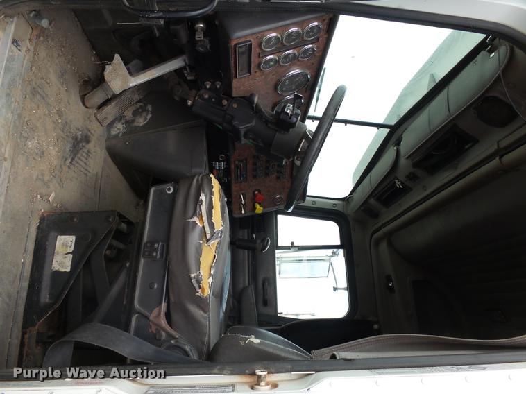 image for item DH9619 1999 International 9200 semi truck