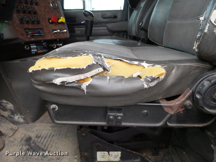 image for item DH9619 1999 International 9200 semi truck