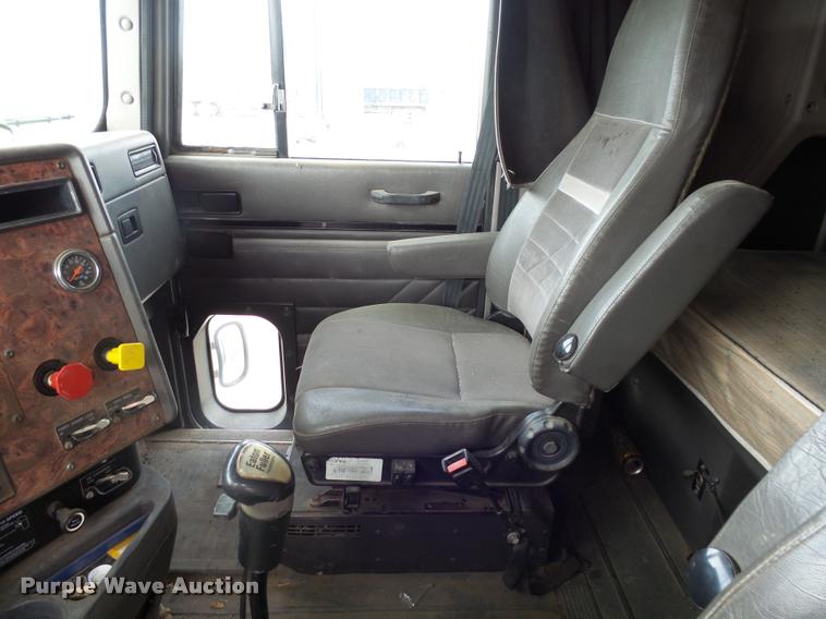 image for item DH9619 1999 International 9200 semi truck