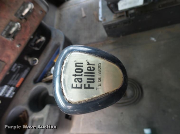 image for item DH9619 1999 International 9200 semi truck