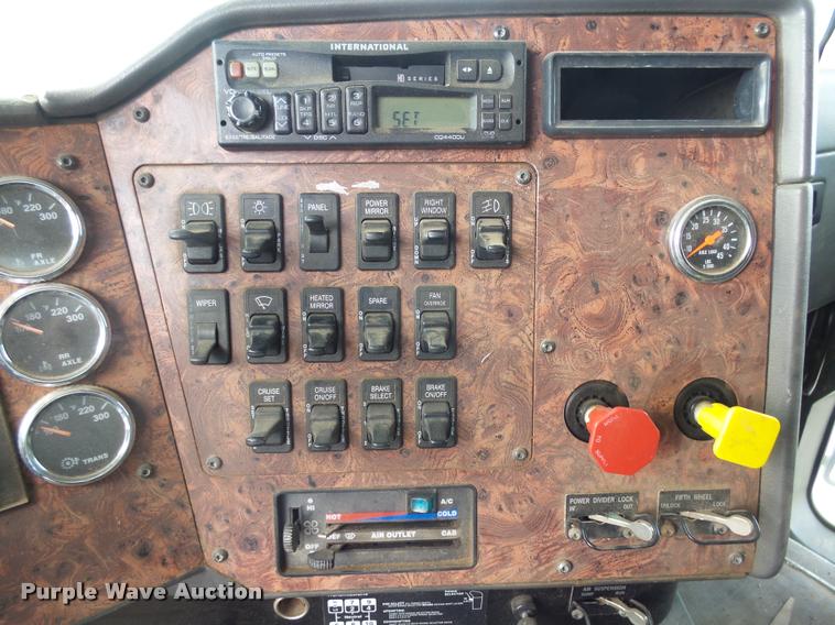 image for item DH9619 1999 International 9200 semi truck