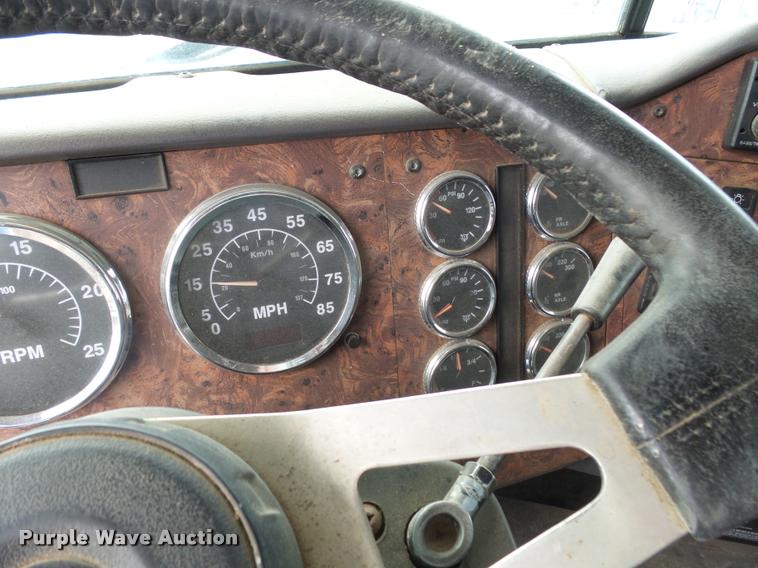 image for item DH9619 1999 International 9200 semi truck