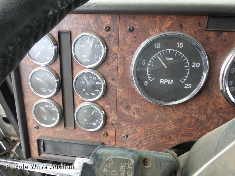 image for item DH9619 1999 International 9200 semi truck