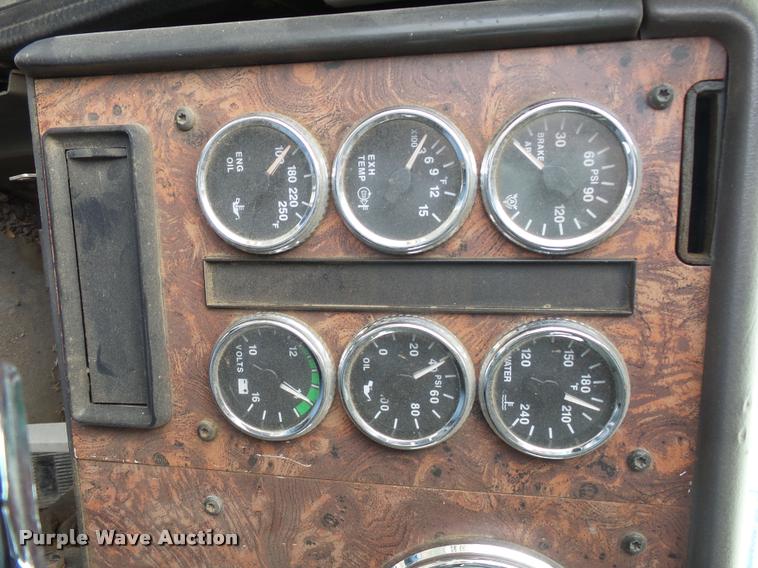 image for item DH9619 1999 International 9200 semi truck