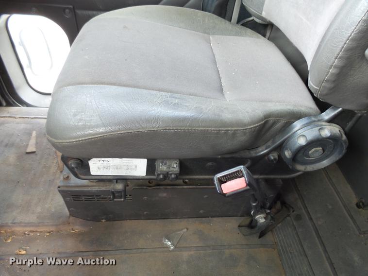 image for item DH9619 1999 International 9200 semi truck